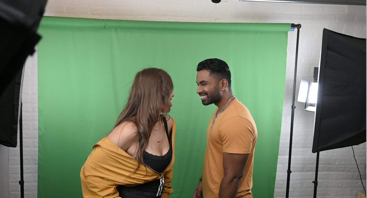 HOW TO USE A GREEN SCREEN FOR A DATE