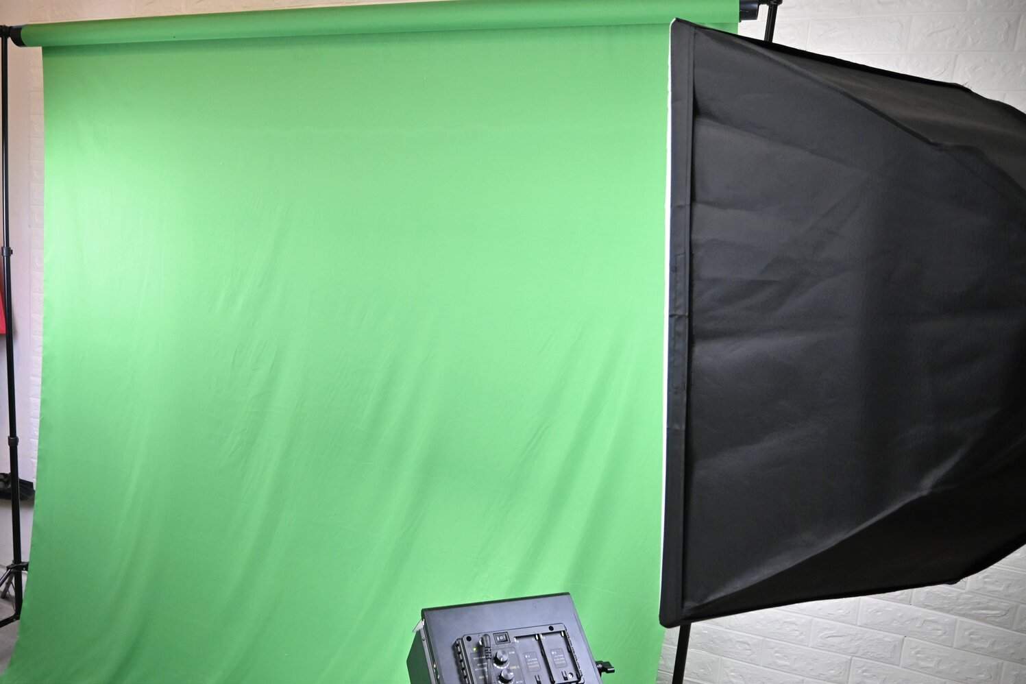 How to use a green screen for a date